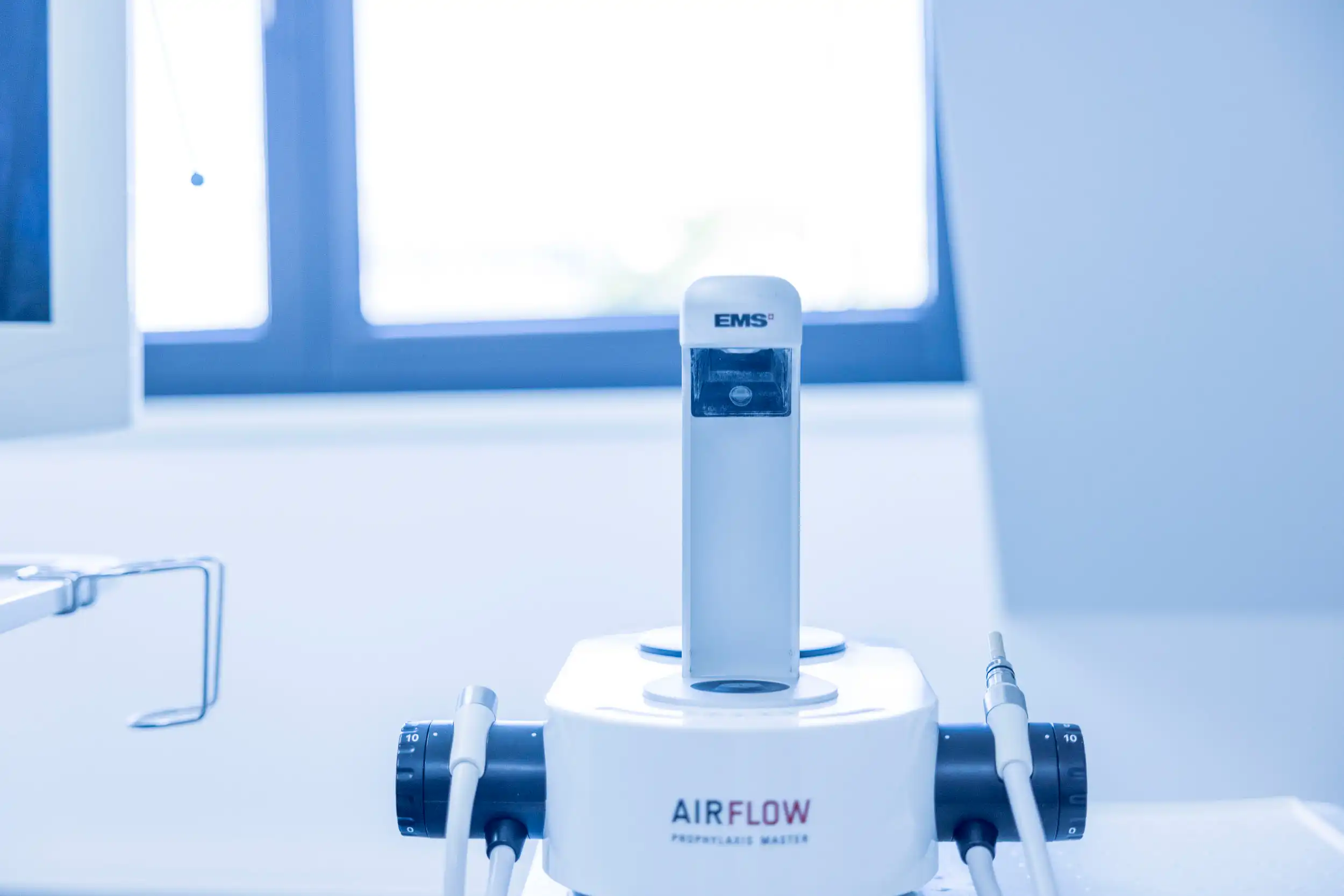 fest-zahnaerte-konstanz-airflow Modernes Airflow-Gerät zur sanften und schmerzfreien professionellen Zahnreinigung in Konstanz